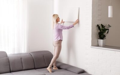 Jak kreatywnie urządzić ścianę w salonie bez przepłacania?