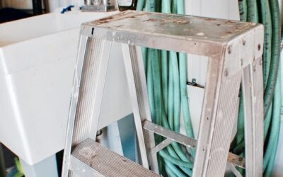 Jak nadać meblom efekt białego przecierania w domowych warunkach?