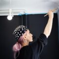 Jak sprawnie zamontować lampki w suficie bez pomocy elektryka?