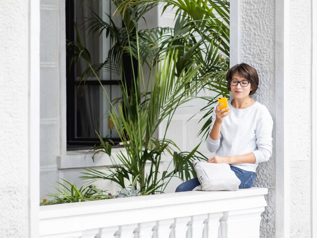 Jak udekorować balkon w bloku, by stał się oazą relaksu?