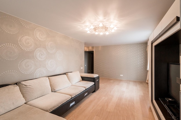 Jak dobrać lampę sufitową, by idealnie pasowała do salonu?