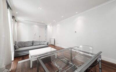 Jak elegancko podwiesić sufit w salonie?