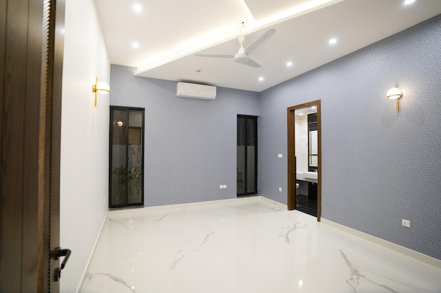 Jak estetycznie podwiesić sufit w pokoju i zwiększyć jego wysokość?