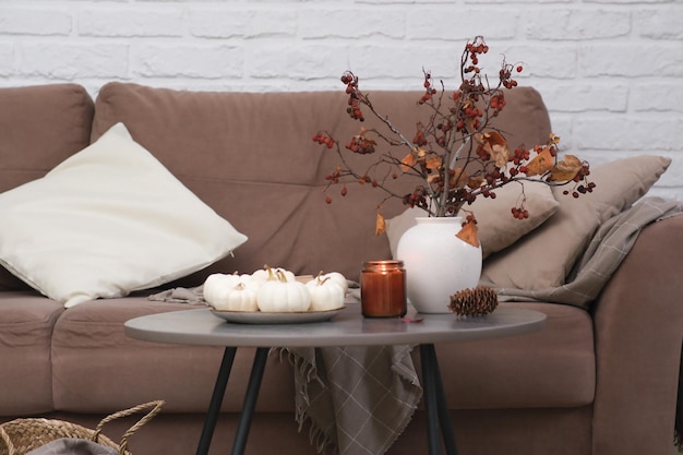 Jak ożywić beżowo-brązowy salon ciekawymi dodatkami?