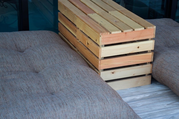 Jak skutecznie zabezpieczyć meble z palet przed wilgocią?