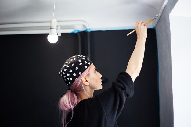 Jak zamontować oświetlenie w suficie podwieszanym bez zgrzytów?