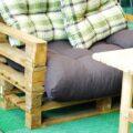 Jak zrobić stylową kanapę z palet do ogrodu?