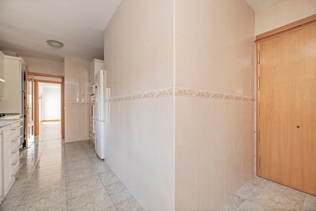 Jakie materiały najlepiej sprawdzą się do wykończenia ścian w korytarzu?