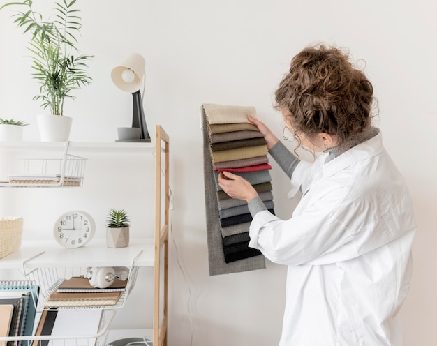 Jakie ściany pasują do jasnych mebli w nowoczesnym wnętrzu?