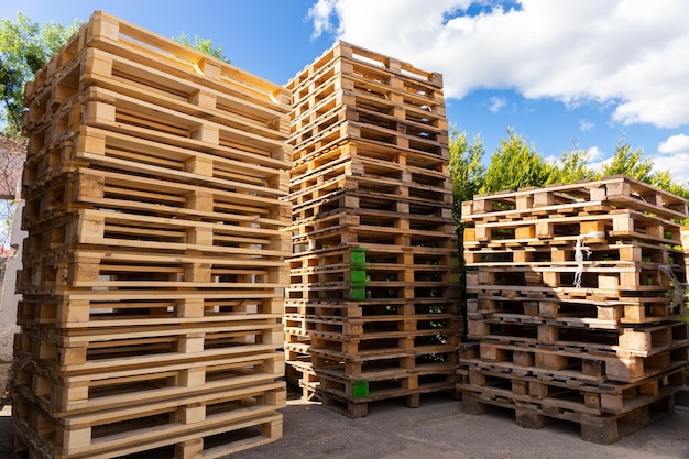 Kreatywne pomysły na meble z palet - co można z nich zrobić?