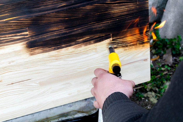 Olej czy impregnat do drewna - co lepiej zabezpieczy drewniane powierzchnie?