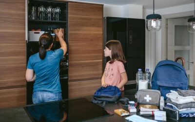 Sprytne sposoby na mądre oddzielenie aneksu kuchennego od salonu