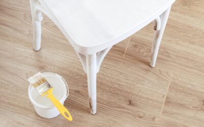 Jak odmienić zwykły stół, malując go na biało?