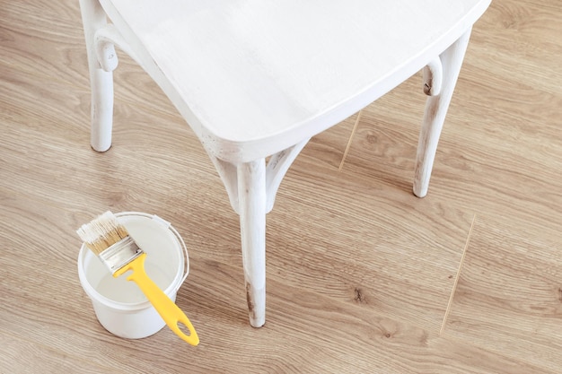 Jak odmienić zwykły stół, malując go na biało?