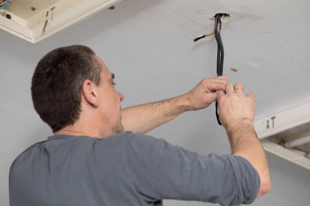 Jak poprawnie podłączyć oświetlenie ledowe na suficie?