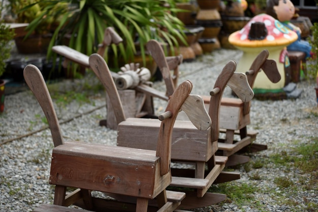 Jak samodzielnie zbudować meble ogrodowe z dostępnych materiałów?