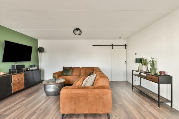 Jak sprytnie zagospodarować przestrzeń w długim salonie?