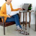 Jaki podnóżek pod biurko wybrać dla komfortowej pracy?
