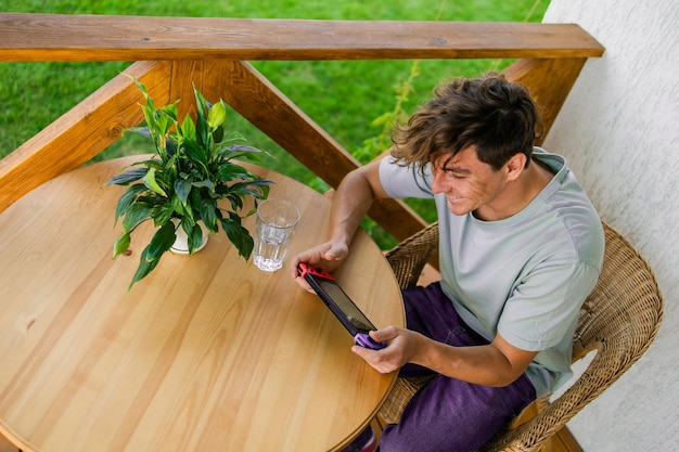 Jakie materiały wybrać do zrobienia tarasu przed domem?