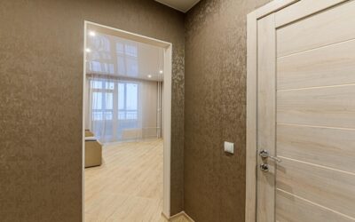 Jakie ściany pasują do brązowych drzwi?