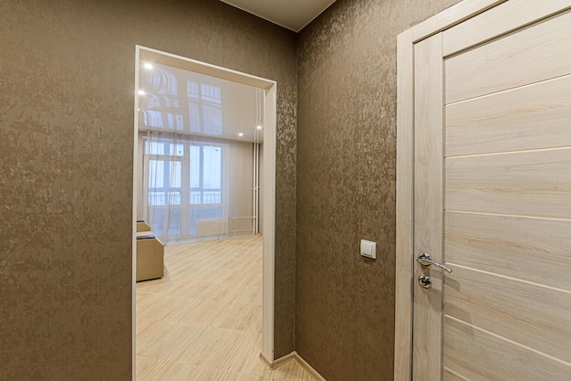 Jakie ściany pasują do brązowych drzwi?