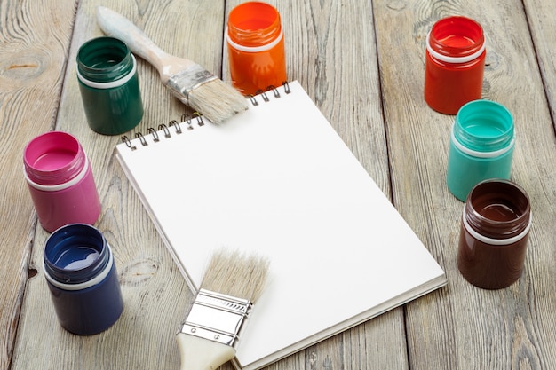 Jakie triki stosować przy malowaniu szablonów malarskich?