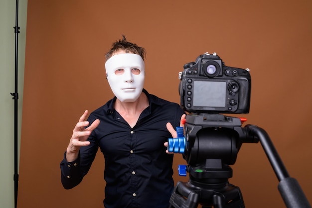 Kim jest osoba stojąca za kamerą Lorda Kruszwila?