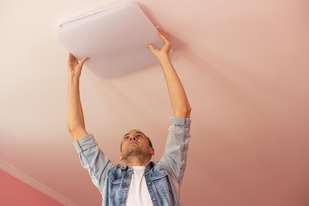 Sprytne triki, które optycznie podwyższą sufit w Twoim mieszkaniu