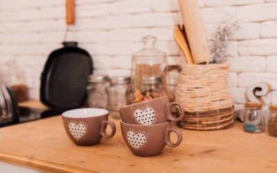 Jak ożywić brązową kuchnię odpowiednimi dodatkami?