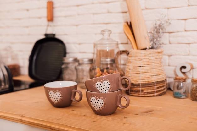 Jak ożywić brązową kuchnię odpowiednimi dodatkami?