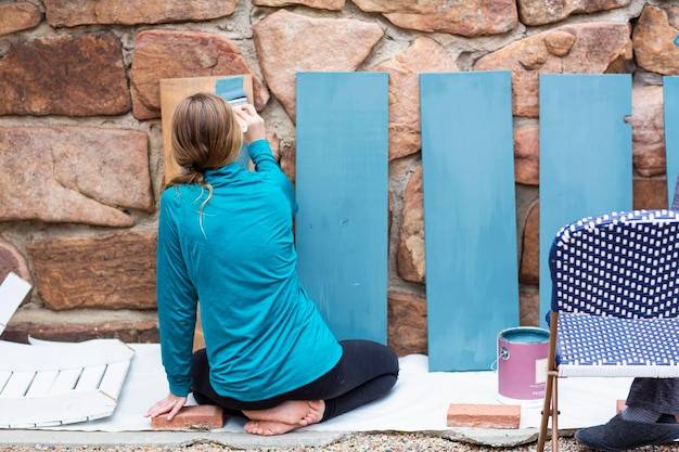 Jakie kolory ścian harmonizują z kamienną okładziną?