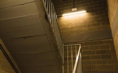 Sprytne triki na oświetlenie niskiego poddasza