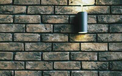 Jak efektownie podświetlić kamień na ścianie w domu?