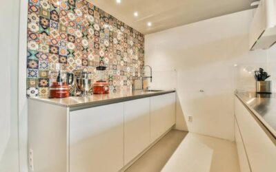 Alternatywy dla glazury w kuchni – czym zastąpić tradycyjne płytki?