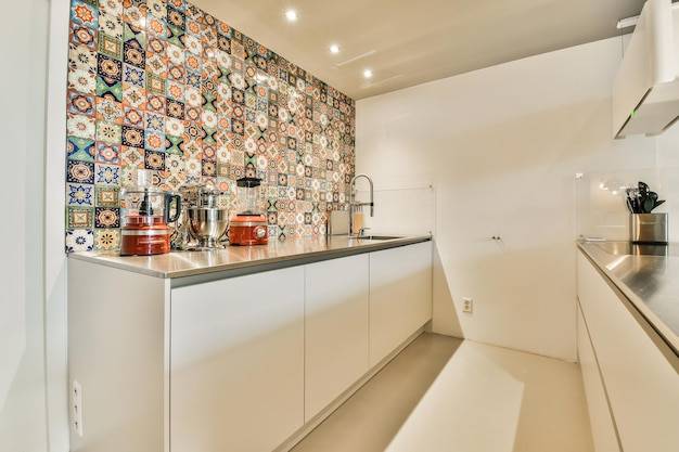 Alternatywy dla glazury w kuchni - czym zastąpić tradycyjne płytki?