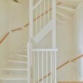 Jak nadać klatce schodowej w domu stylowy i funkcjonalny wygląd?