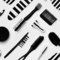 Jakie dodatki ożywią czarno-biały salon?
