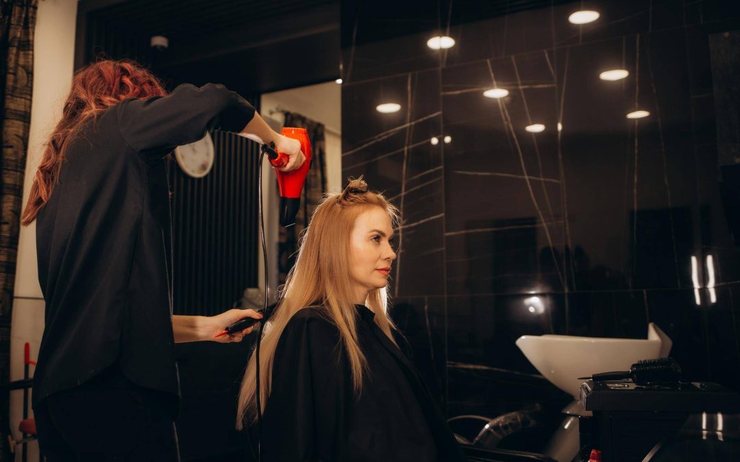 Jak dobrać oświetlenie do salonu fryzjerskiego, by stworzyć idealną atmosferę?