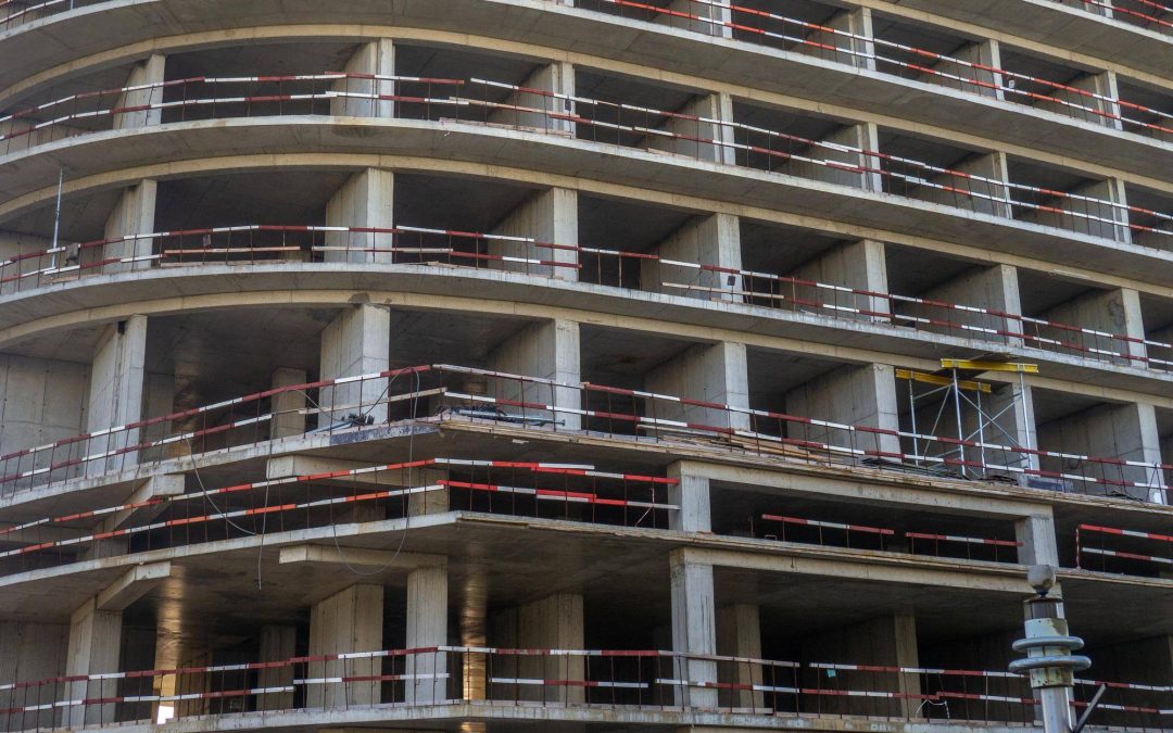 Jak wykończyć balkon w bloku i stworzyć stylową przestrzeń na świeżym powietrzu?
